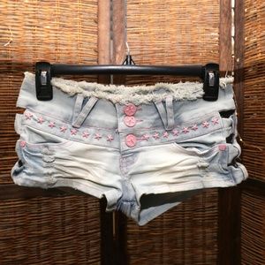 HOT LOW-WAISTED JEAN SHORTS - NEW!